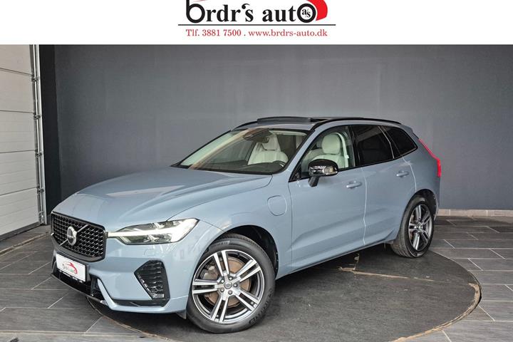 Grå Volvo XC60 fra 2023 set udefra