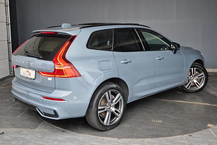Grå Volvo XC60 fra 2023