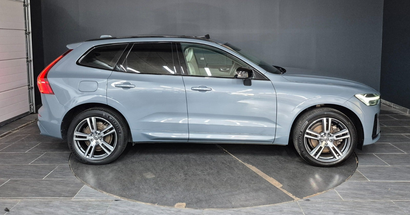 Grå Volvo XC60 fra 2023