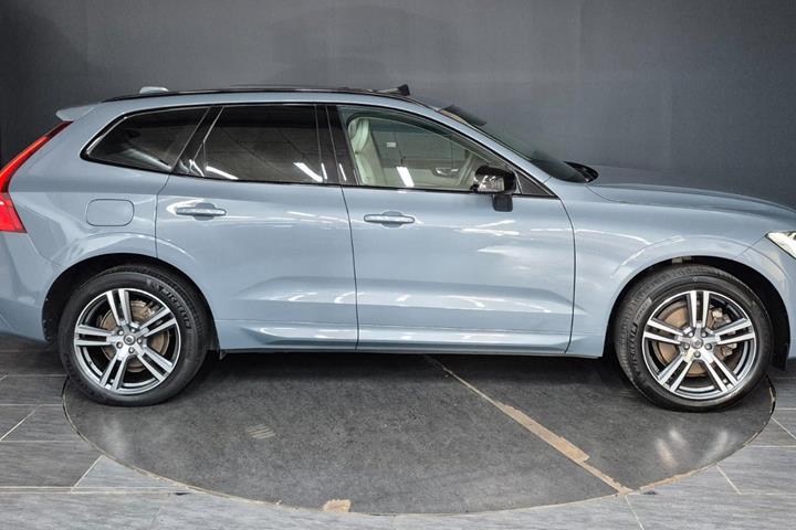 Grå Volvo XC60 fra 2023
