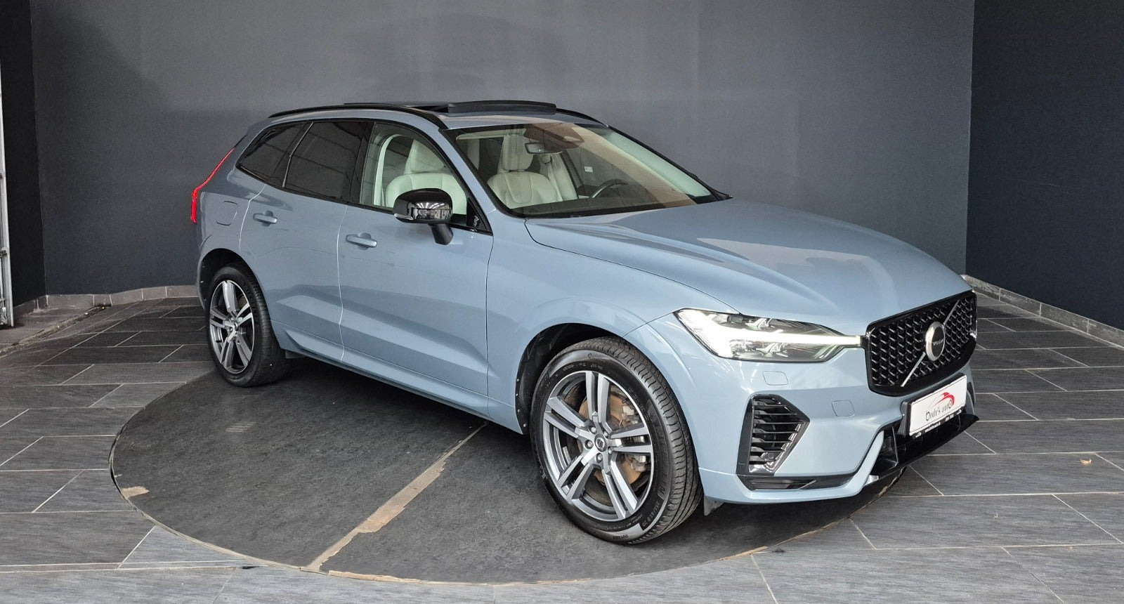 Grå Volvo XC60 fra 2023