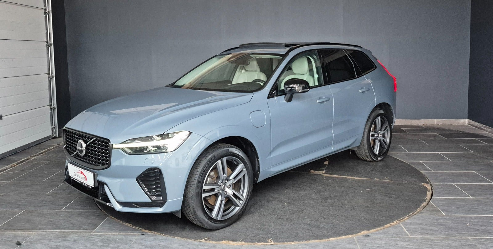 Grå Volvo XC60 fra 2023