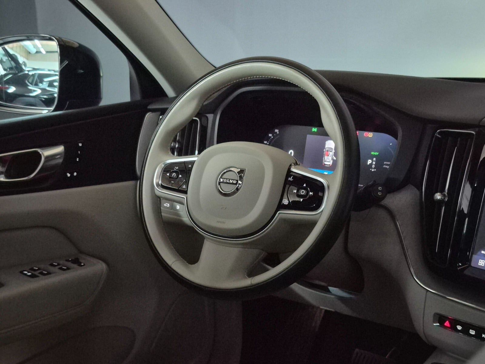 Grå Volvo XC60 fra 2023