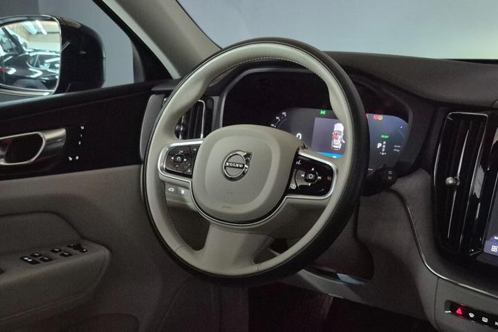 Grå Volvo XC60 fra 2023