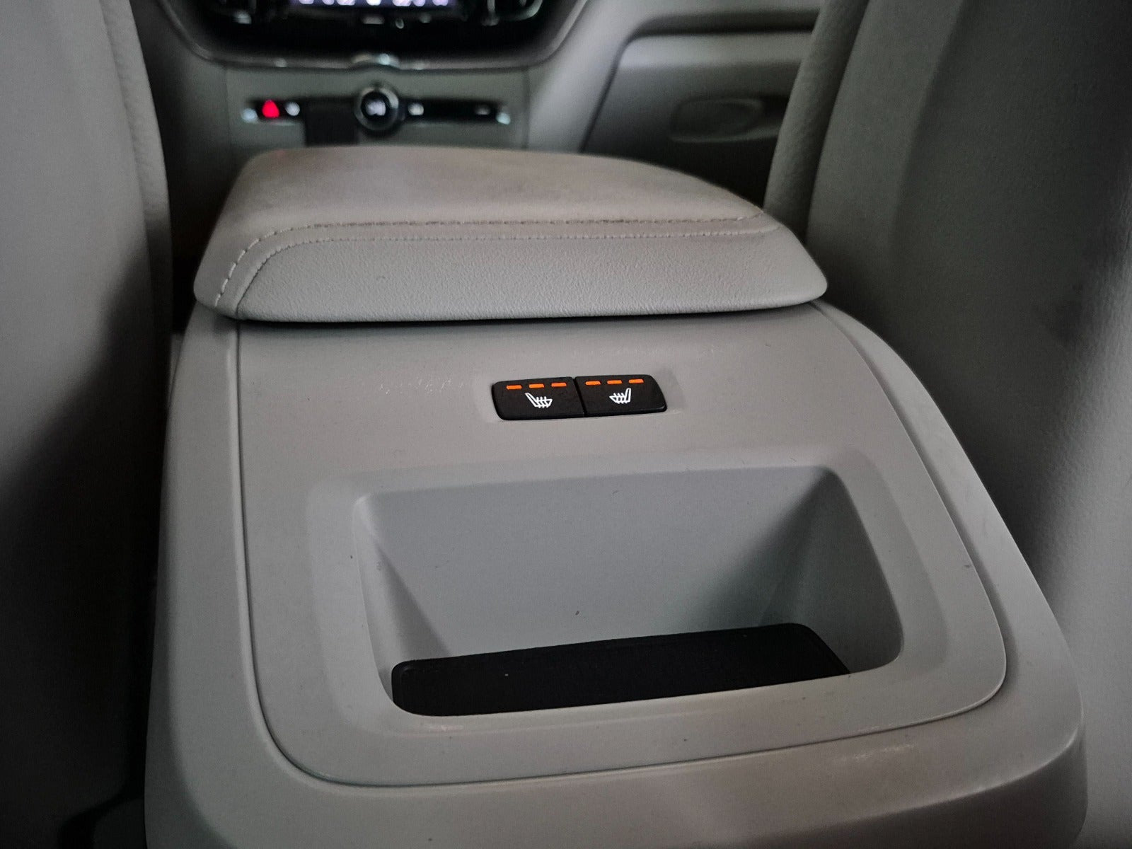 Grå Volvo XC60 fra 2023