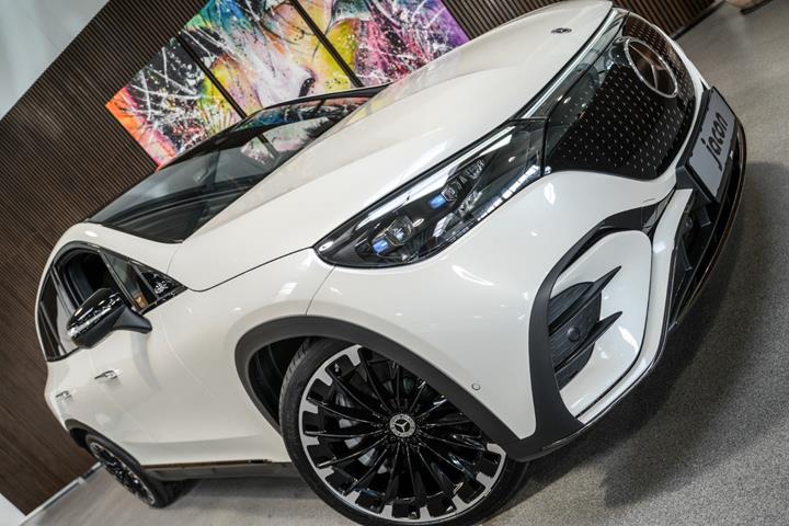 Hvid Mercedes EQE350+ SUV fra 2023