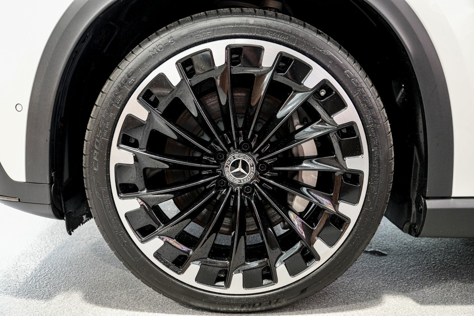 Hvid Mercedes EQE350+ SUV fra 2023