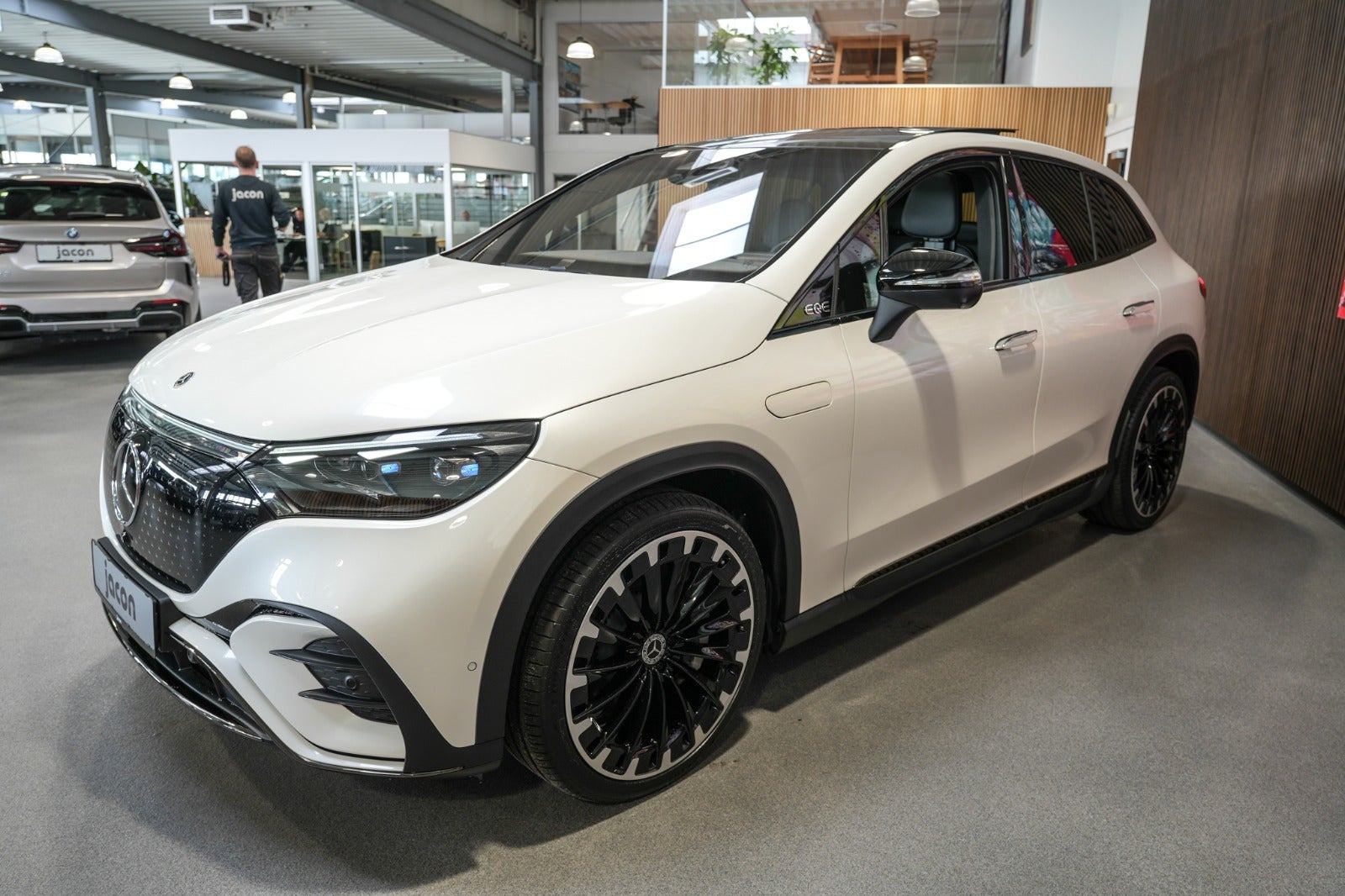 Hvid Mercedes EQE350+ SUV fra 2023