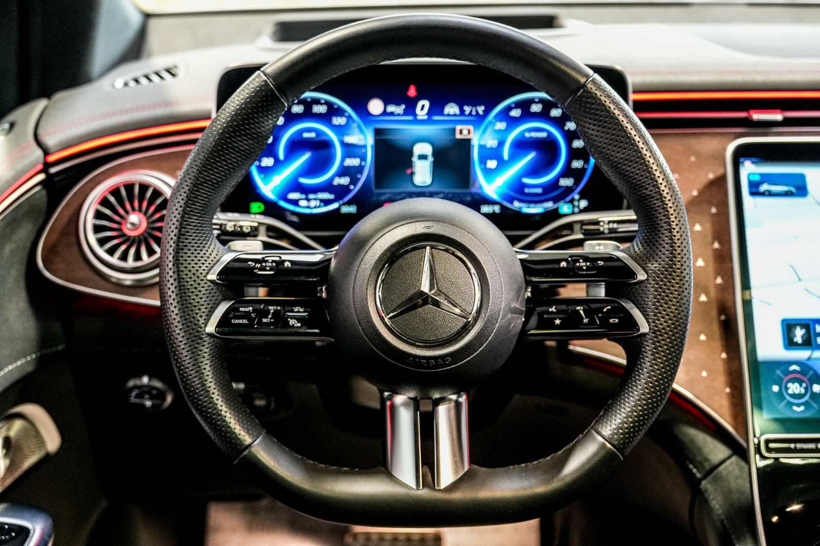Hvid Mercedes EQE350+ SUV fra 2023