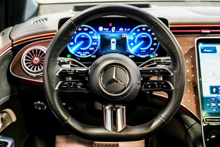 Hvid Mercedes EQE350+ SUV fra 2023