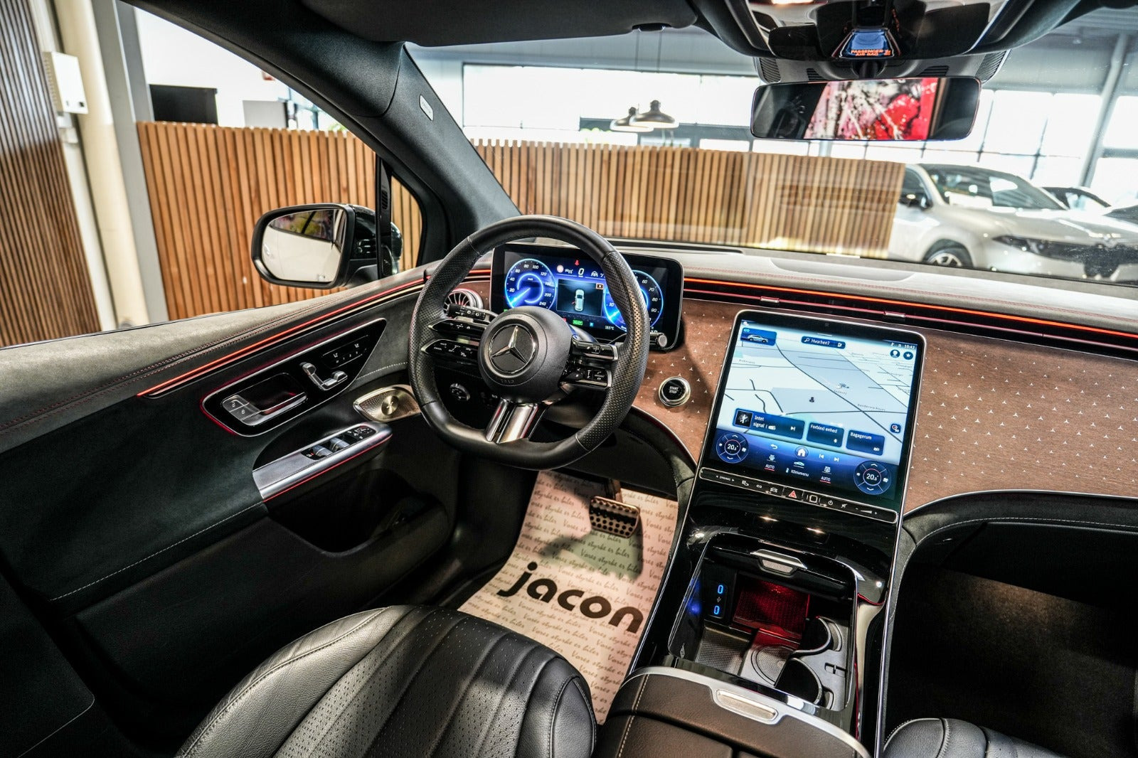 Hvid Mercedes EQE350+ SUV fra 2023