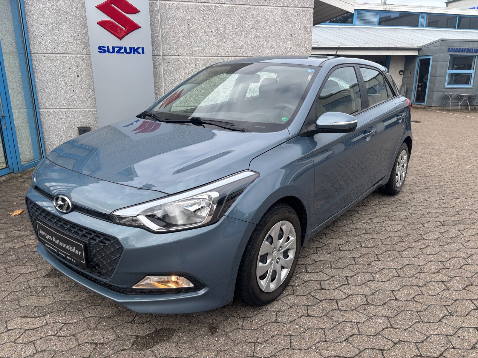 Blå Hyundai i20 fra 2017