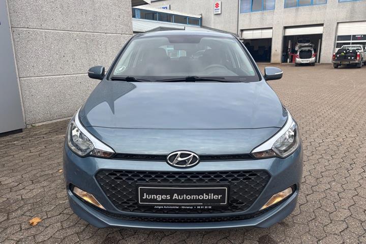 Blå Hyundai i20 fra 2017