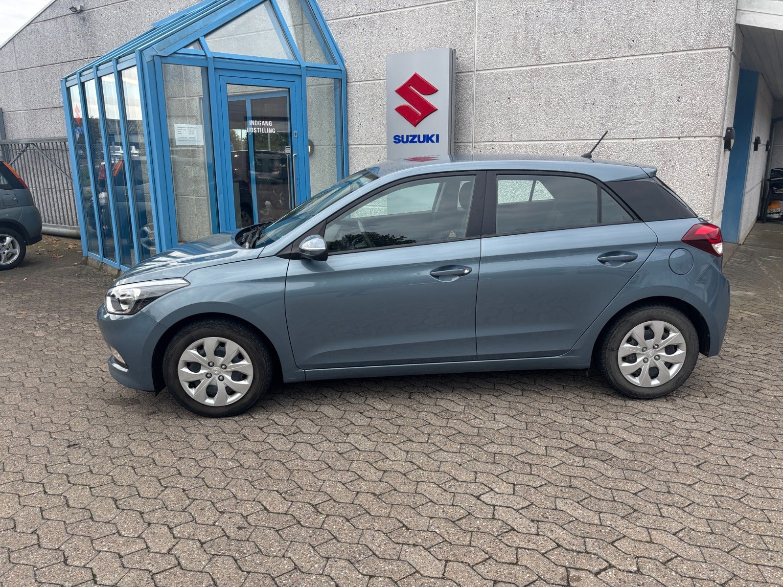 Blå Hyundai i20 fra 2017