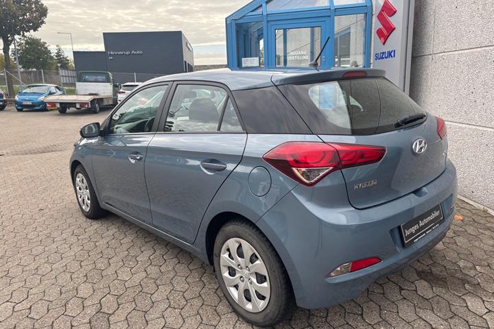 Blå Hyundai i20 fra 2017