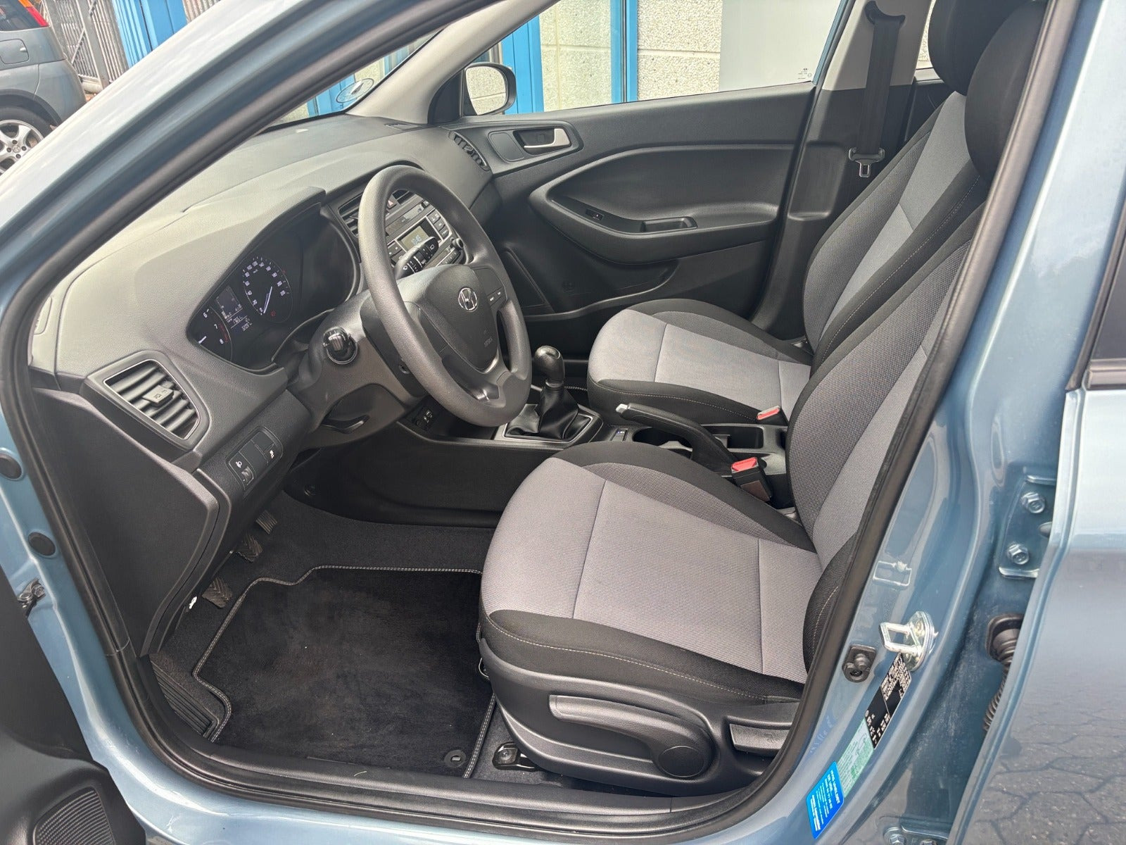 Blå Hyundai i20 fra 2017
