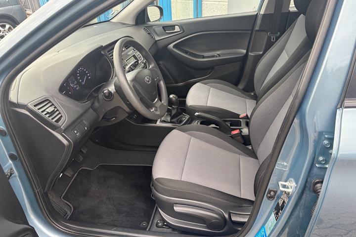 Blå Hyundai i20 fra 2017