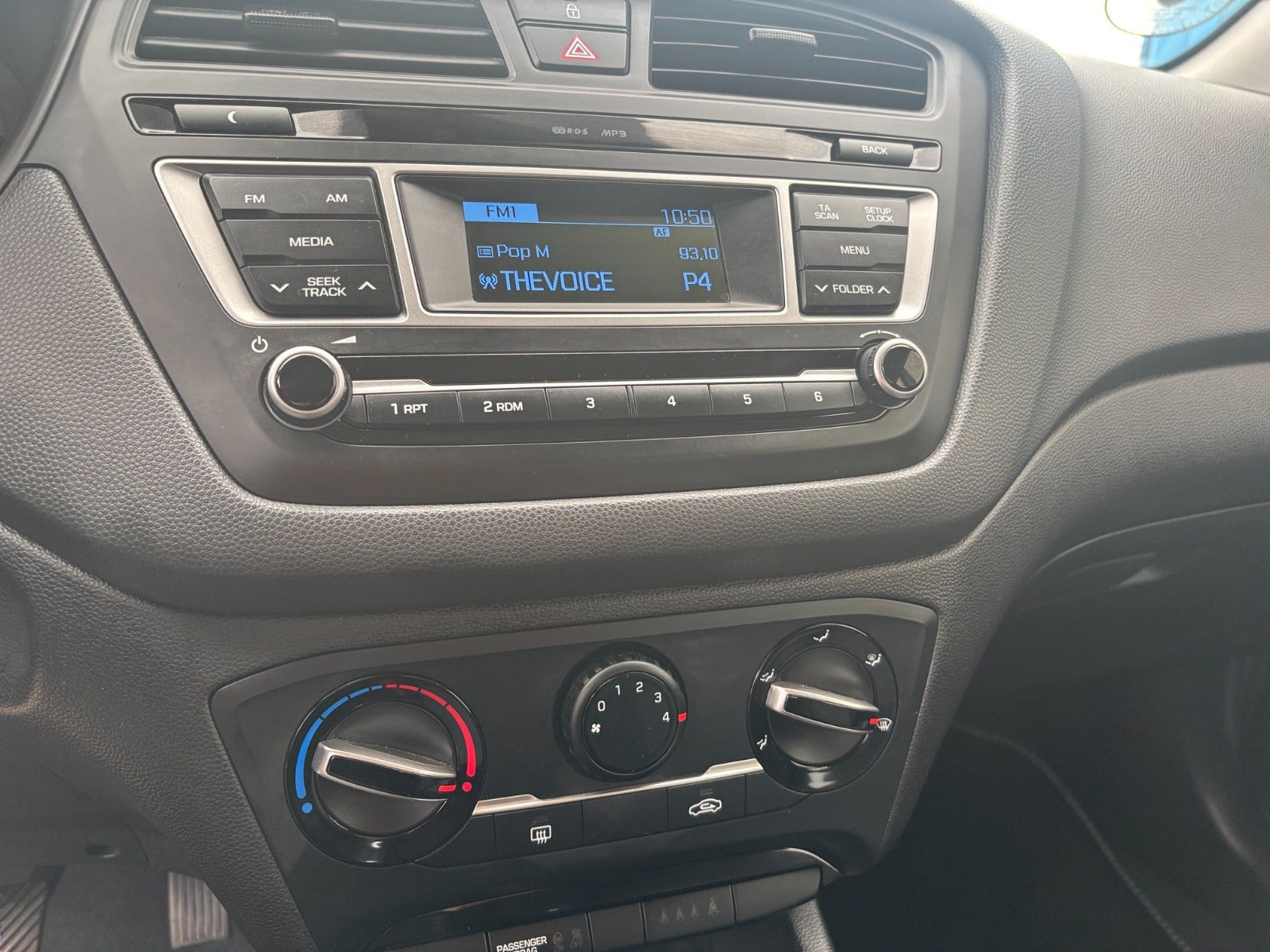 Blå Hyundai i20 fra 2017
