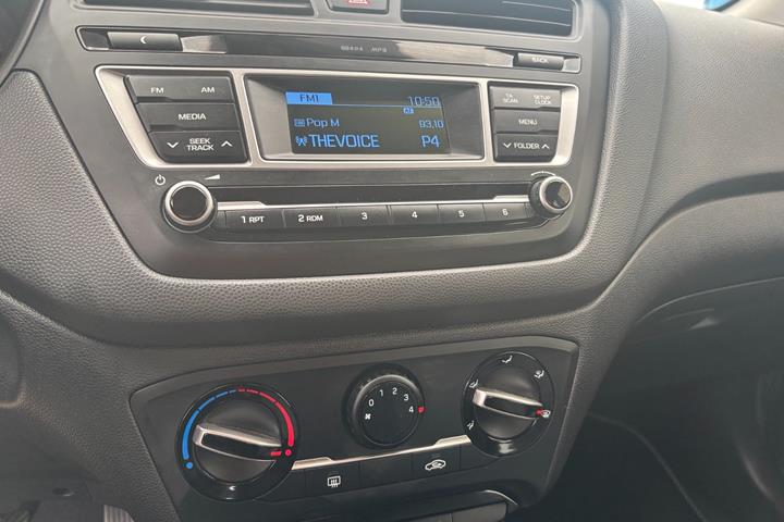 Blå Hyundai i20 fra 2017