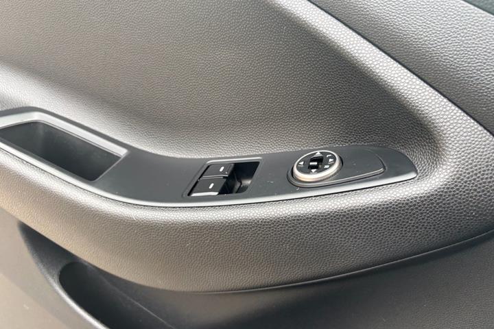 Blå Hyundai i20 fra 2017