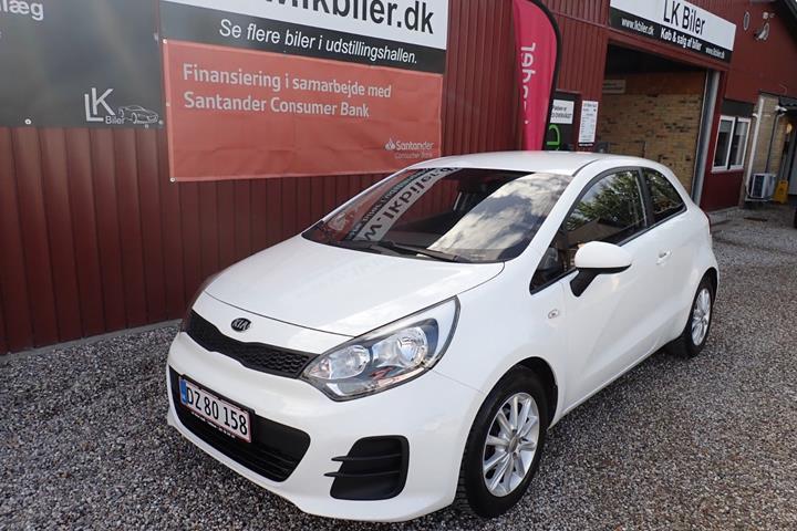 Hvid Kia Rio fra 2015 set udefra