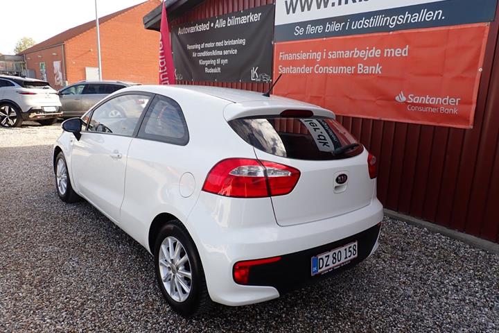 Hvid Kia Rio fra 2015