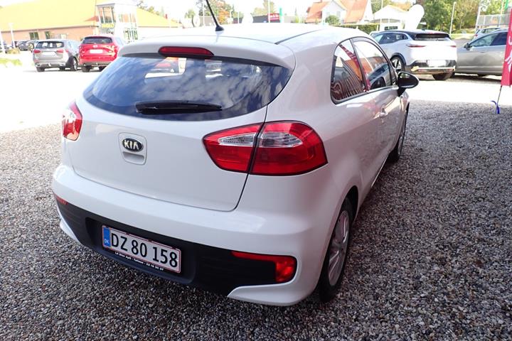 Hvid Kia Rio fra 2015