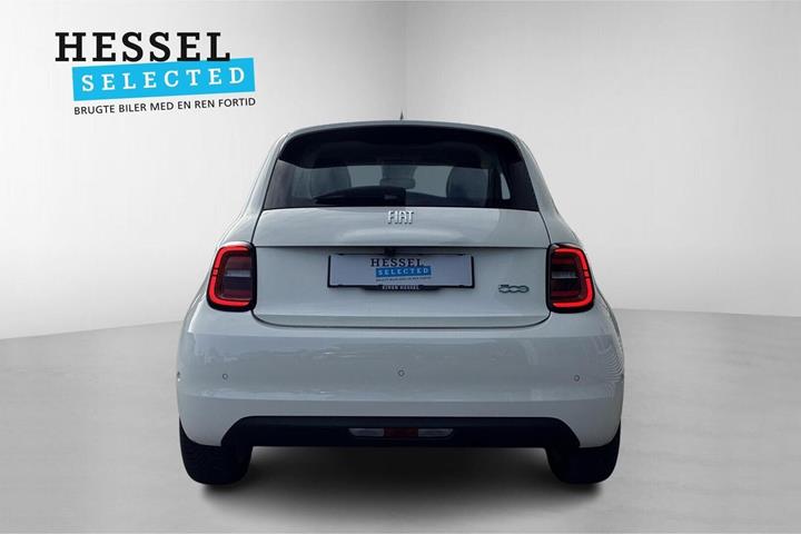 Hvid Fiat 500e fra 2024