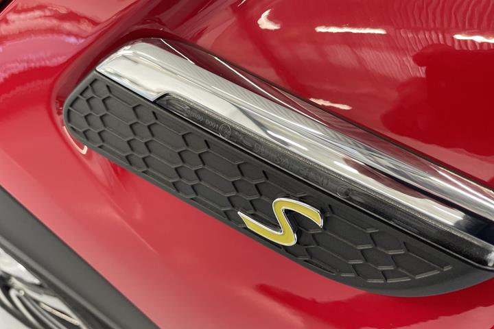 Rød Mini Cooper fra 2021