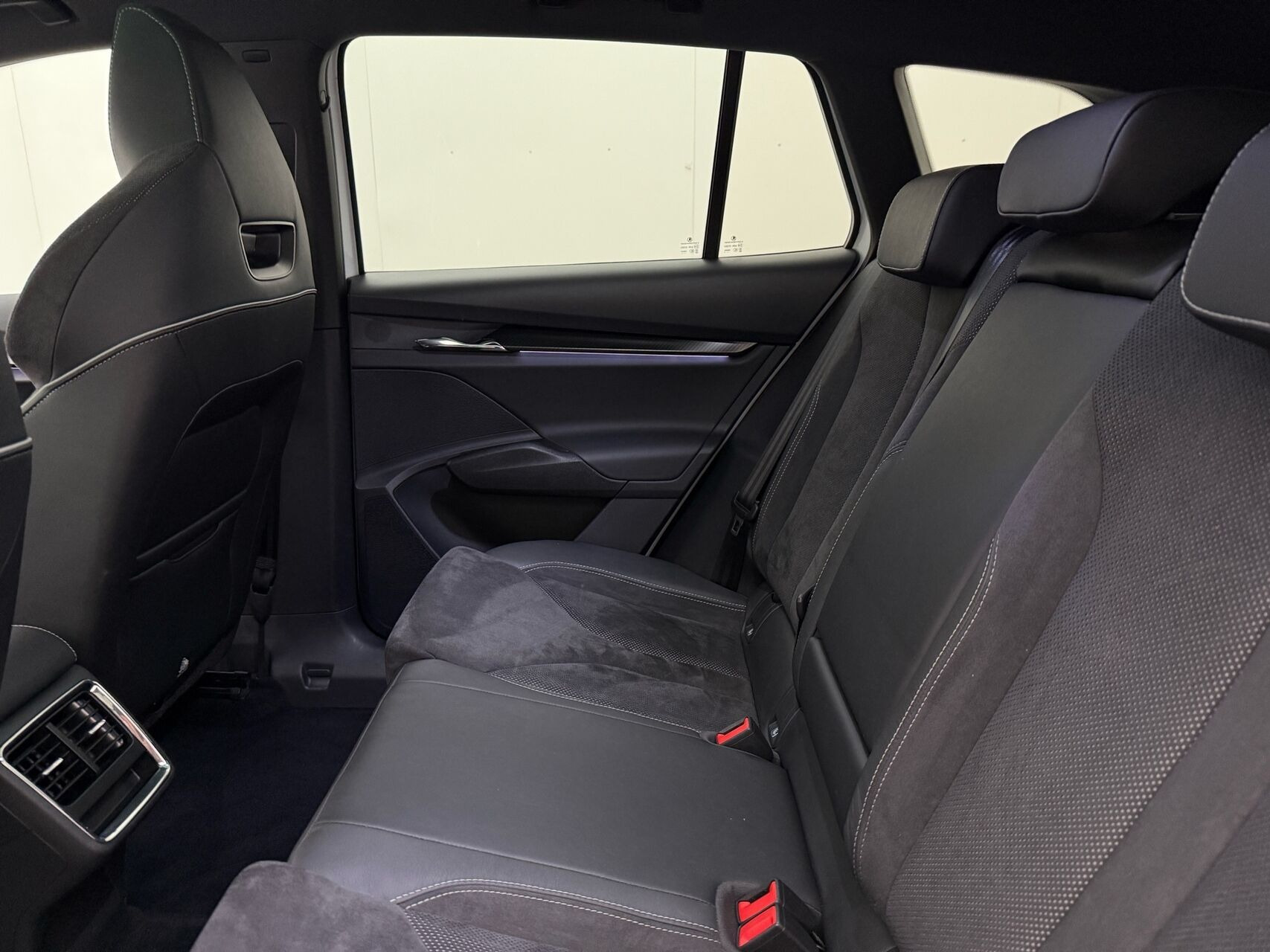 Hvid Skoda Enyaq fra 2021