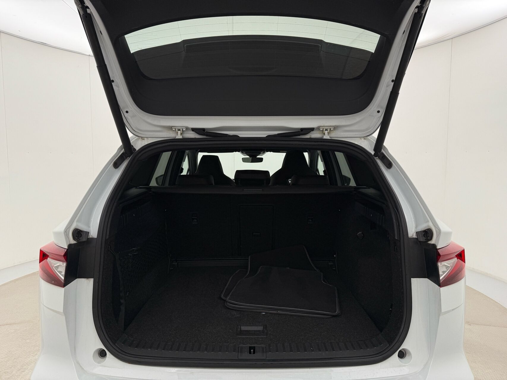 Hvid Skoda Enyaq fra 2021