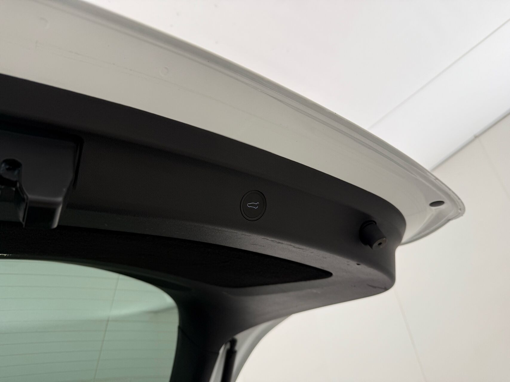Hvid Tesla Model Y fra 2023
