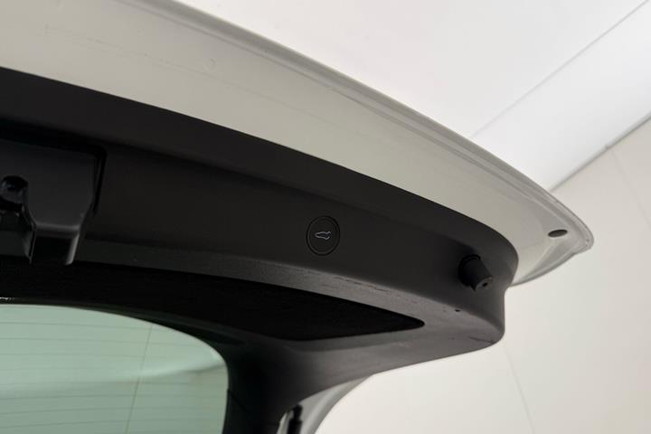 Hvid Tesla Model Y fra 2023