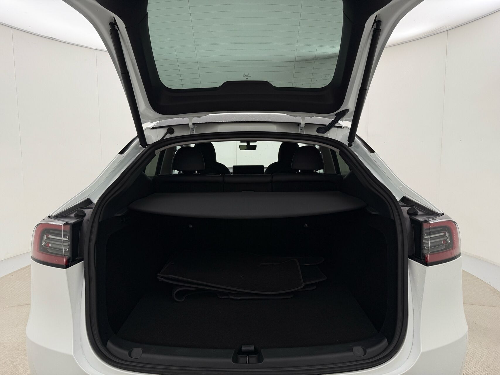 Hvid Tesla Model Y fra 2023