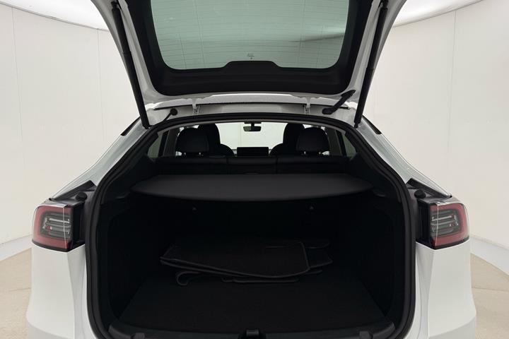 Hvid Tesla Model Y fra 2023