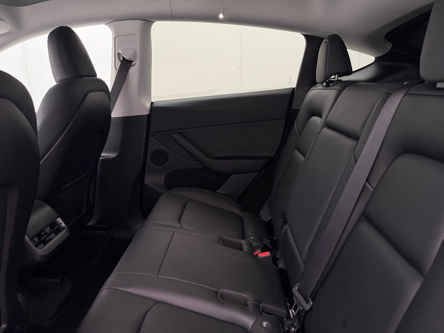Hvid Tesla Model Y fra 2023