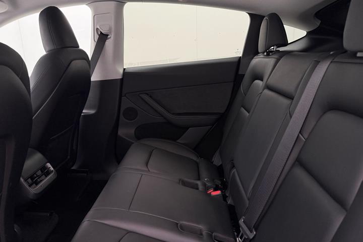 Hvid Tesla Model Y fra 2023