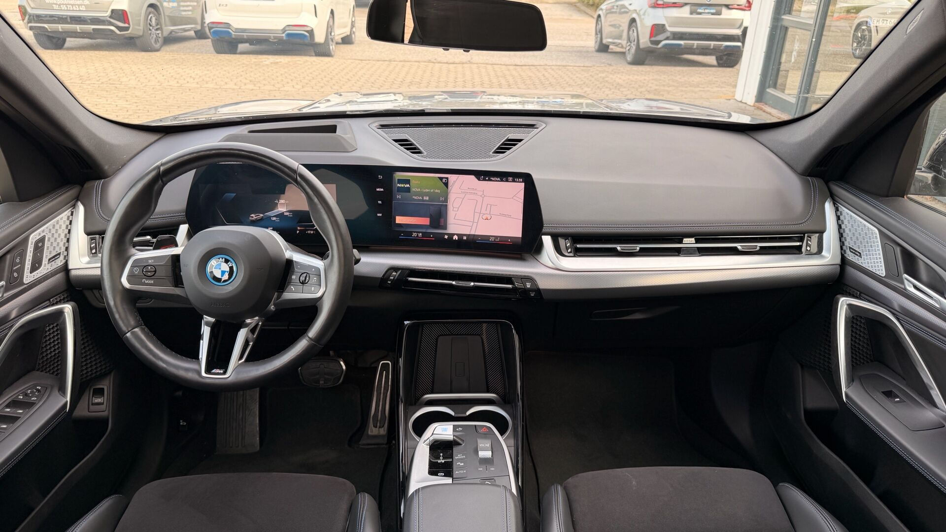 Sølv BMW iX1 fra 2024