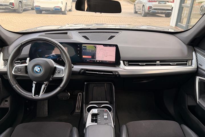 Sølv BMW iX1 fra 2024