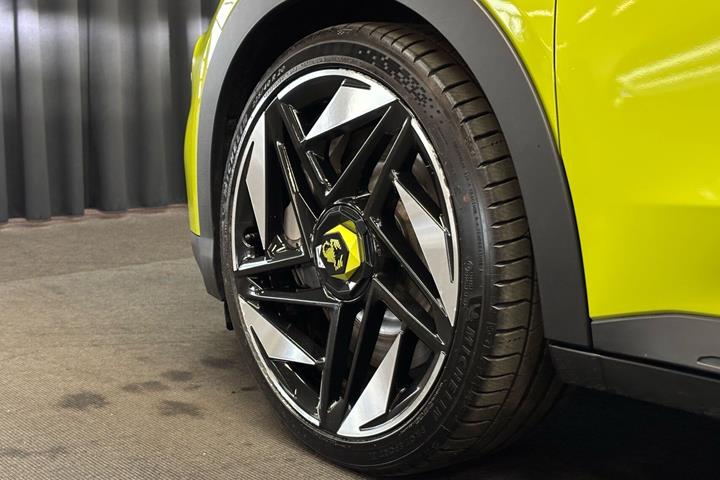 Grøn Abarth 600e fra 2025