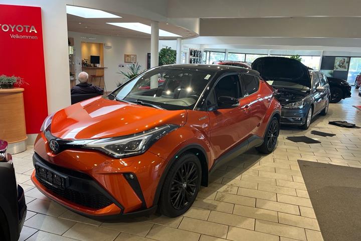 Orange Toyota C-HR fra 2021