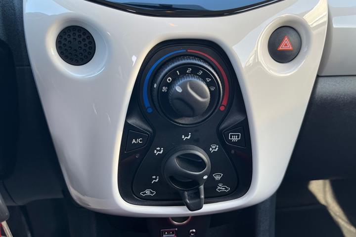 Hvid Toyota Aygo fra 2016