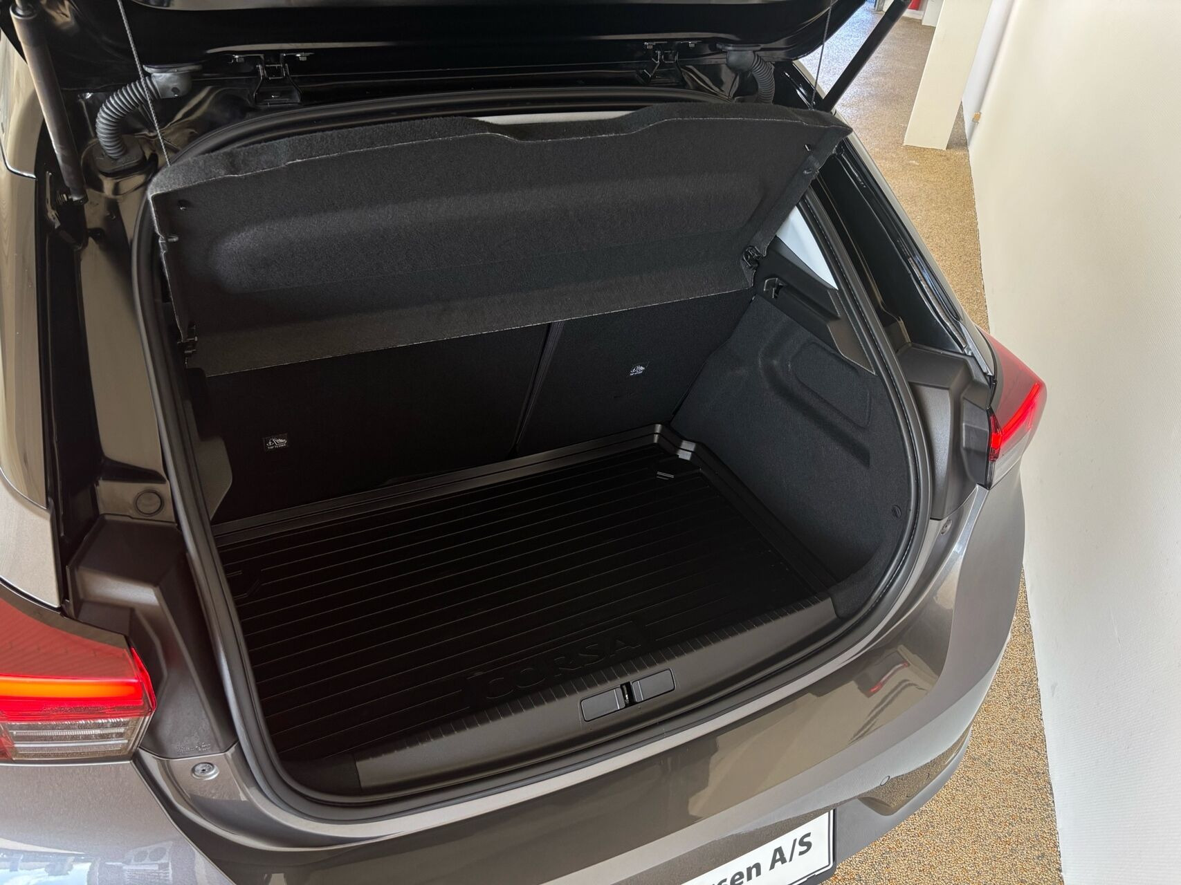 Grå Opel Corsa-e fra 2021