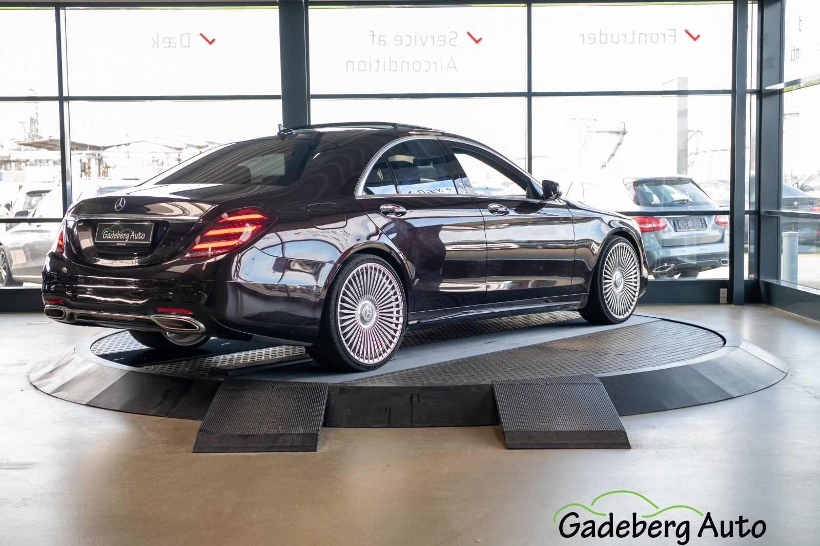 Brun Mercedes S560 fra 2019
