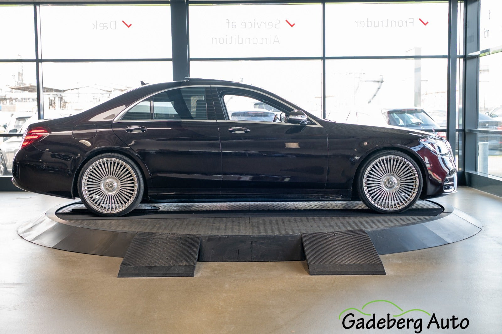 Brun Mercedes S560 fra 2019