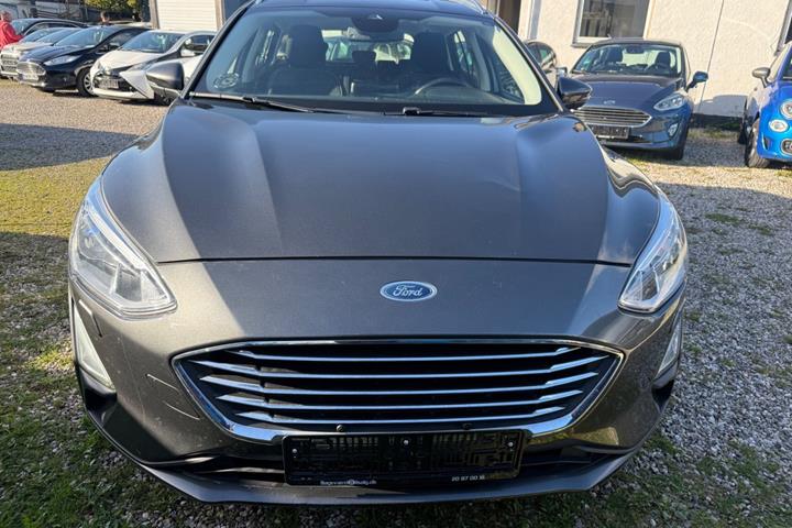 Grå Ford Focus fra 2019