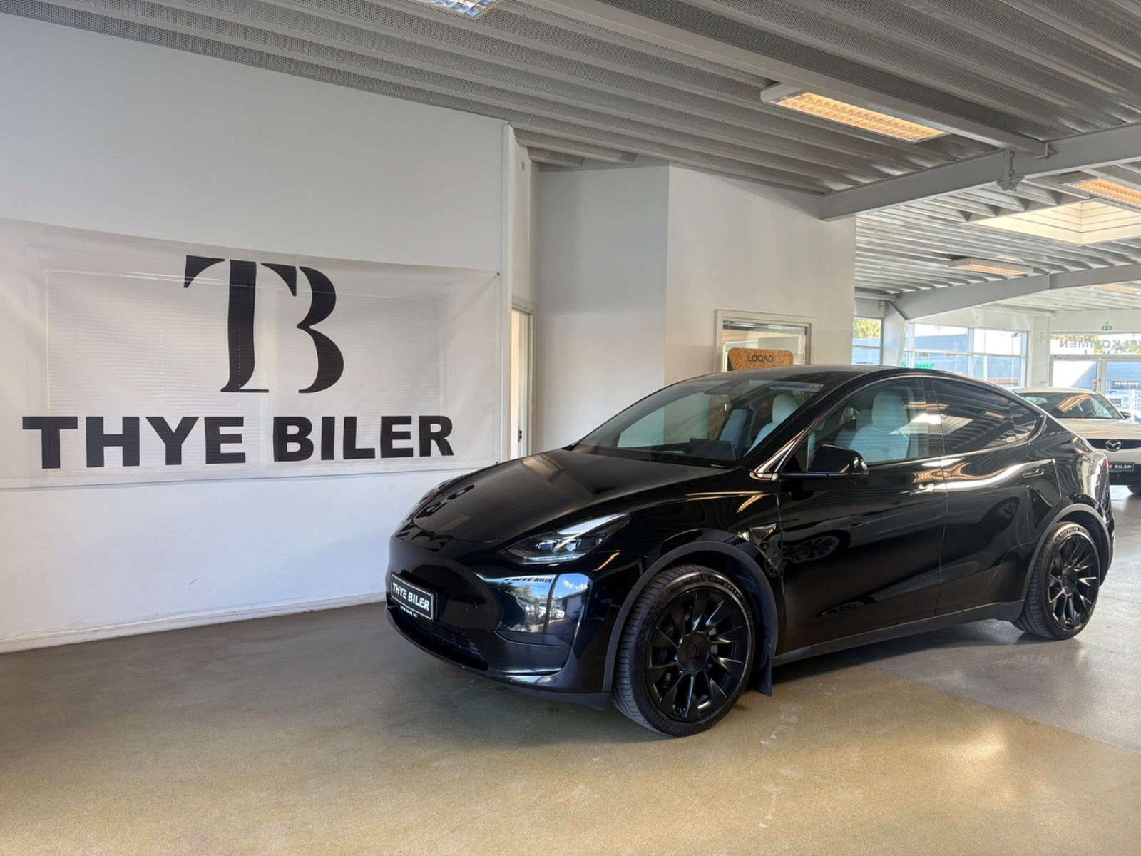 Sort Tesla Model Y fra 2023