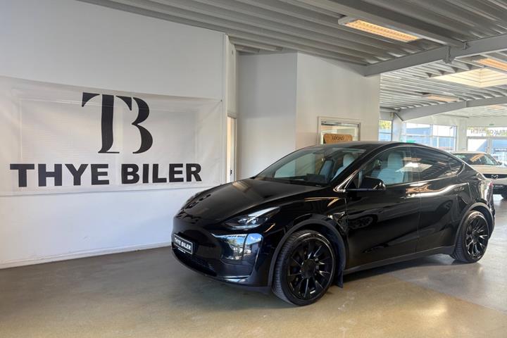 Sort Tesla Model Y fra 2023
