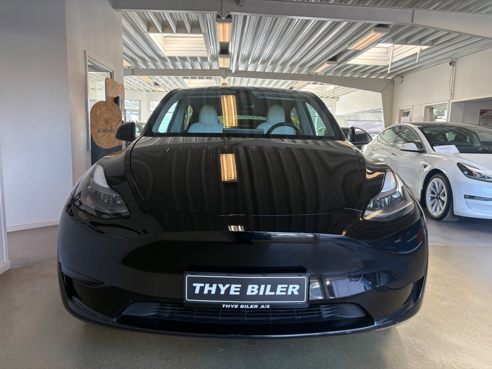 Sort Tesla Model Y fra 2023