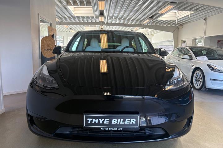 Sort Tesla Model Y fra 2023